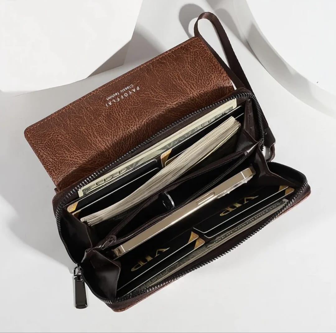 Interior dompet menunjukkan kapasitas uang dan kartu
